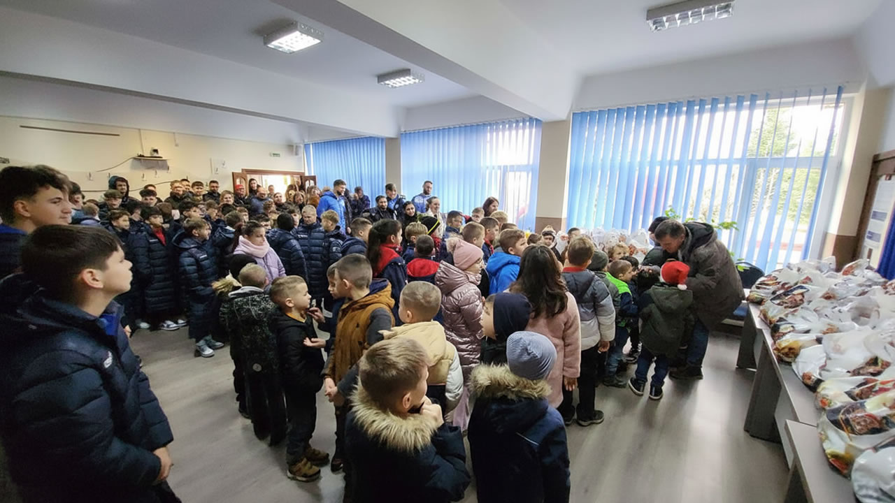 Colindători de la Academica au adus magia sărbătorilor la Primăria Recea